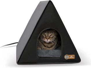 K&H Pet Products Heated cat house outdoors